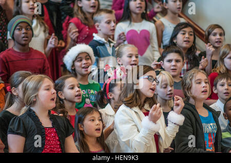 Kinder von alten Bowley Schule singen Weihnachtslieder während der US-Army Reserve Command Ferien Open House und Baum Beleuchtung Zeremonie, 13. Dezember 2013. USARC Soldaten und Zivilisten nahm eine Auszeit, die Saison und Gemeinschaft miteinander zu feiern. (US Armee-Foto von Timothy L. Hale/freigegeben) USARC Urlaub Tag der offenen Tür 2013 131213-A-XN107-637 Stockfoto