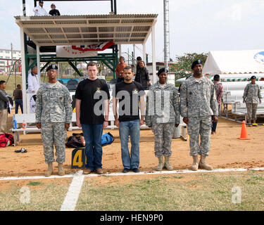 Abgebildet ist die Army Recruiting Japan Orth der Eintragung Zeremonie im Army Navy Football Spiel 2013. Die Armee erzielte 27-15 gegen die Marine und bekam den Pokal zurück von den Seglern 14. Dezember 2013. Vor dem Anpfiff US Army Recruiting Japan gab die Armee starke Skateboard Gewinner und feierlichen Eid der Eintragung vor der Veranstaltung gehostet. United States Army Garrison Torii Station DFMWR (Direktion der Familie, Moral, Wohlbefinden und Erholung) gratulierte Preisträger während einer Halbzeit. US Army Navy Football Spiel 2013 auf Torii Station bringt Wärme für die Soldaten und Familien auf der isla Stockfoto