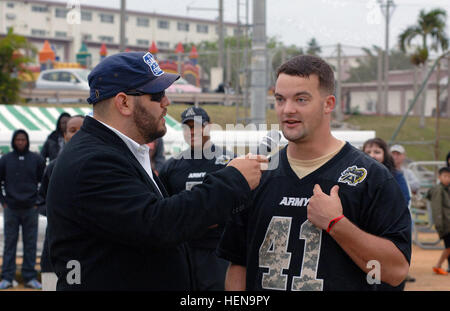 Abgebildet sind MVP Staff Sgt Andrew Majors und Samy Fineman mit AFN. Die Armee erzielte 27-15 gegen die Marine und bekam den Pokal zurück von den Seglern 14. Dezember 2013. Vor dem Anpfiff US Army Recruiting Japan gab die Armee starke Skateboard Gewinner und feierlichen Eid der Eintragung vor der Veranstaltung gehostet. United States Army Garrison Torii Station DFMWR (Direktion der Familie, Moral, Wohlbefinden und Erholung) gratulierte Preisträger während einer Halbzeit. US Army Navy Football Spiel 2013 auf Torii Station bringt Wärme für die Soldaten und Familien auf der Insel 131214-A-VF108-084 Stockfoto