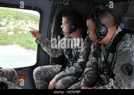 US Armee Generalleutnant Jeffrey Talley, links, der Stabschef der Armee-Reserve und den kommandierenden General der US Army Reserve Command und Major General Jose Burgos, der Kommandeur der 1. Mission Support Command, Umfrage Ausbildungsbereiche von einem UH-60 Black Hawk-Hubschrauber bei Talleys Besuch in San Juan, Puerto Rico, 15. Dezember 2013. (US Armee-Foto von Generalmajor Meritt Phillips/freigegeben) US Armee Generalleutnant Jeffrey Talley, links, Stabschef der Army Reserve und den kommandierenden General der US Army Reserve Command, und Major General Jose Burgos, der Kommandeur der 1. Mission Support 131215 Stockfoto