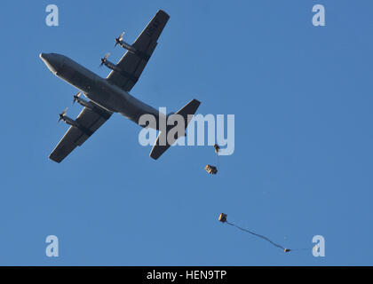 Eine c-130 Flugzeuge fällt eine Palette von Spielzeug während einer Operation in der Luft über der Alzey-Drop-Zone Dez. 16.  USA und Partner Nation Fallschirmjäger durchgeführt den Tropfen als Teil der Operation Spielzeug fallen während internationalen springen Woche.  Die Fallschirmjäger Santa Claus eine Fahrt angeboten und lieferte er Spielzeug für Jungen und Mädchen warten bei Alzey-Drop-Zone. Betrieb Spielzeug Drop ist eine jährliche Veranstaltung, koordiniert durch die 5. Quartiermeister Distanz (Airborne), 21. Theater Sustainment Command, Spielzeug Bereich Familien anzubieten. (US Armee-Foto von Staff Sgt Warren Wright, 21. TSC Public Affairs) USA, Partner Nationen cond Stockfoto