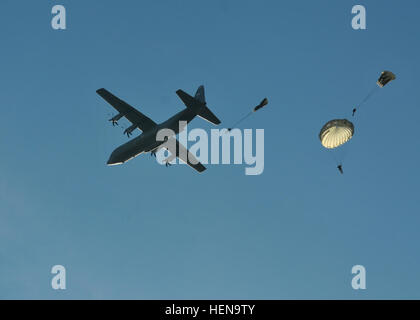 Fallschirmjäger von der 5. Quartiermeister Detachment (Airborne), 21. Theater Sustainment Command, zusammen mit anderen USA und Partner Nation Fallschirmjäger, springt auf die Alzey-Drop-Zone in der Nähe von Kaiserslautern Dez. 16. Die Fallschirmjäger durchgeführt Betrieb Spielzeug fallen im Rahmen der internationalen Woche der springen.  Die Fallschirmjäger Santa Claus eine Fahrt angeboten und lieferte er Spielzeug für Jungen und Mädchen warten bei Alzey-Drop-Zone. Betrieb Spielzeug Drop ist eine jährliche Veranstaltung, koordiniert durch die 5. Quartiermeister Distanz (Airborne), 21. Theater Sustainment Command, Spielzeug Bereich Familien anzubieten.  (US Armee-Foto von Mitarbeitern Stockfoto