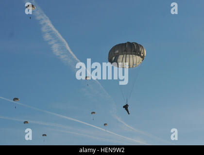 Fallschirmjäger von der 5. Quartiermeister Detachment (Airborne), 21. Theater Sustainment Command, zusammen mit anderen USA und Partner Nation Fallschirmjäger, springt auf die Alzey-Drop-Zone in der Nähe von Kaiserslautern Dez. 16. Die Fallschirmjäger durchgeführt Betrieb Spielzeug fallen im Rahmen der internationalen Woche der springen.  Die Fallschirmjäger Santa Claus eine Fahrt angeboten und lieferte er Spielzeug für Jungen und Mädchen warten bei Alzey-Drop-Zone. Betrieb Spielzeug Drop ist eine jährliche Veranstaltung, koordiniert durch die 5. Quartiermeister Distanz (Airborne), 21. Theater Sustainment Command, Spielzeug Bereich Familien anzubieten. (US Armee-Foto von Mitarbeitern Stockfoto