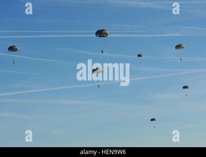 Fallschirmjäger von der 5. Quartiermeister Detachment (Airborne), 21. Theater Sustainment Command, zusammen mit anderen USA und Partner Nation Fallschirmjäger, springt auf die Alzey-Drop-Zone in der Nähe von Kaiserslautern Dez. 16. Die Fallschirmjäger wurden Betrieb Spielzeug fallen im Rahmen des internationalen springen Woche durchführen.  Die Fallschirmjäger Santa Claus eine Fahrt angeboten und lieferte er Spielzeug für Jungen und Mädchen warten bei Alzey-Drop-Zone. Betrieb Spielzeug Drop ist eine jährliche Veranstaltung, koordiniert durch die 5. Quartiermeister Distanz (Airborne), 21. Theater Sustainment Command, Spielzeug Bereich Familien anzubieten. (US Armee-Foto von Stockfoto