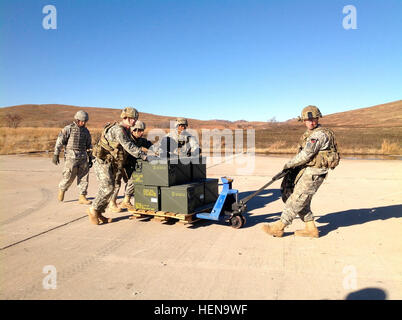 Soldaten aus Batterie A, 2. Bataillon, 44. Luft-Verteidigung-Artillerie-Regiment, 101st Sustainment Brigade, 101st Airborne Division (Air Assault), transport von Munition für Land-Based Phalanx Waffensystem Dez. 16, in Fort Sill, Oklahoma Die LPWS fängt indirekten Beschuss mit 20 mm Runden. (US Armee-Foto von 1st Lt. Lee-Ann Craig, 2nd Battalion, 44. Luft-Verteidigung-Artillerie-Regiment) 'Streik Angst' Soldaten Übung ihre Mission Bereitschaft 131216-A-ZZ999-001 Stockfoto