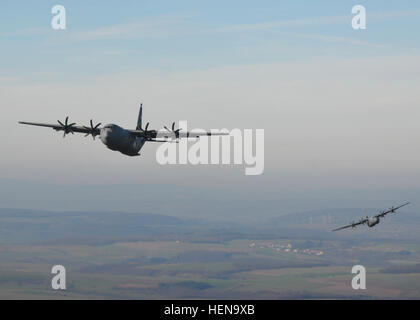 Zwei c-130 Flugzeuge Line-up in Vorbereitung auf die USA und Partner Nation während einer Operation in der Luft über Drop Zone Alzey Dez. 17 Fallschirmjägern.  Die Operation, die von 5. Quartiermeister-Abteilung 21. Theater Sustainment Command (Airborne) koordiniert wurde, wurde als Teil des internationalen springen Woche durchgeführt, in denen Fallschirmjäger aus den USA, Deutschland, Frankreich, Spanien, den Niederlanden und Estland in der Luft zusammen in dem Bemühen, über Beziehungen und Interoperabilität zu bauen Operationen.  (Foto von Staff Sgt Warren W. Wright Jr., 21. TSC Public Affairs) Partner-Nationen-Join US f Stockfoto