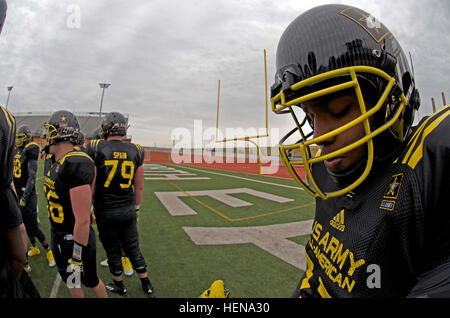 Jesaja Wynn, 2014 US Armee All-American Bowl East Team beleidigender Störungssucher, von Lakewood High School in St. Petersburg, Florida, nimmt eine Verschnaufpause während eines Kurzurlaubs in East Team erste Praxis im Helden-Stadion in San Antonio, 30. Dezember 2013. Das All-American Bowl-Programm ist eine facettenreiche, integrierte, das ganze Jahr über High School Outreach-Programm, die regionale enthält kombiniert, Pro-Camps, eine Auswahl von 210-Stadt-Tour und einer erlebnisreichen Spiel Woche. (US Army Reserve Foto von Pfc. Thomas C. Liebe, 205. Press Camp Sitz) Fang den Atem 131230-A-NN051-006 Stockfoto