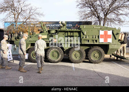 Oberst Jim Iacocca, stellvertretender Kommandant, US Army Recruiting Command, erhält eine situative kurze von Sgt. Roberto Castro, Unterstützung Ausbildungsbetrieb, 32. medizinische Brigade, Joint Base San Antonio, Fort Sam Houston, Texas, 2. Januar.  Castro arbeitet mit medizinischen Stryker static Display in der Army Strong Zone für die 2014 US Armee All-American Bowl an der Alamodome geplant. Mehr als 40.000 Fans haben die Möglichkeit, Tour durch die anzeigen und sehen, wie die Chancen in der Armee und die Armee-Reserve ihre Erwartungen trotzen. (Foto von US Army Reserve Sgt. 1. Klasse Lisa M. Litchfield, 319th Mo Stockfoto