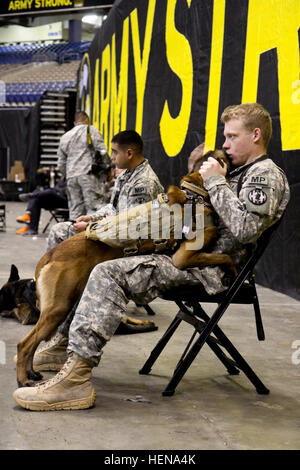 Ein Offizier der Militärpolizei und sein Hund Partner Werft einen Blick auf gegenseitige Zuneigung während der 2014 US Armee All-American Bowl Willkommen Grill 2 Jan. an der Alamodome teilen. Der Grill wurde entwickelt, um zusammenzubringen, Soldaten, Spieler, Bandmitglieder und Gemeindeleiter vor der All-American Bowl in San Antonio Jan. 4 gespielt werden soll. (Foto von US Army Reserve Sgt. 1. Klasse Lisa M. Litchfield, 319thMobile Public Affairs Abteilung, US-Armee All-American Bowl JIB). Puppy Love 140102-A-VY746-014 Stockfoto