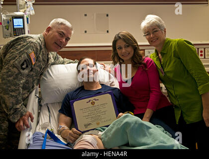 Sgt. 1. Klasse Thomas C. Pollard erhält das Purple Heart von Vice Chief Of Staff des Armee-General John F. Campbell an San Antonio Military Medical Center in Fort Sam Houston in San Antonio 3. Januar 2014. Pollard wurde beauftragt, 3. Bataillon, 7. Special Forces Group als Ingenieur in Afghanistan und wurde während der Ausübung seines Amtes 10. Dezember 2013 durch direktes Feuer verletzt. Unsere Armee schätzen den Service und die Opfer, die er und seine Familie weiterhin im selbstlosen Dienst für unser Land zu machen, sagte Campbell. (Foto: US Army Reserve Staff Sgt Peter J. Berardi, 205. Press Camp Sitz / 2014 U Stockfoto