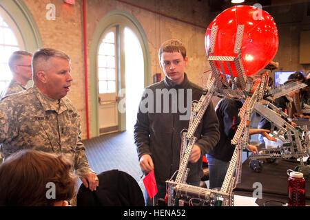 Stellvertretender Kommandierender General der US Army Corp der Ingenieure und stellvertretender Chef des Engineering Generalmajor Todd Semonite Fragen Aidan Moyers, Senior von McCallum High School in Austin, Texas über seinen Roboter, "Stubmeister der Stubbier." Moyers war ein Konkurrent beim 2014 VEX All-American-Robotik-Wettbewerb in San Antonio Jan 3. VEX-Robotik-Wettbewerbe fördern die Prinzipien der Wissenschaft, Technik und Mathematik-Programme in den lokalen High School, Entwicklung von zukünftigen Branchenführer. (Foto von US Army Reserve Sgt. 1. Klasse Lisa M. Litchfield, 319th Mobile Public Affairs-De Stockfoto