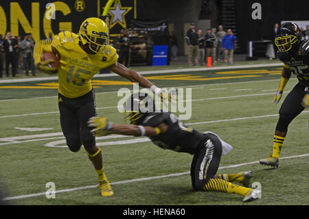 Frank Iheanacho, Wide Receiver mit der US Armee All-American Bowl West Team 2014 West Side High School in Houston, Jukes Vergangenheit eine Tackler auf einem kurzen Pass spielen an der Alamodome in San Antonio 4. Januar 2014. Iheanacho war eines der wenigen All-Amerikaner unentschlossen in ihrer College-Auswahl sein. (US Army Reserve Foto von Pfc. Thomas C. Liebe, 205. Press Camp Headquarters/U.S. Armee All-American Bowl JIB) Iheanacho Jukes letzten team Ost 140104-A-NN051-538 Stockfoto