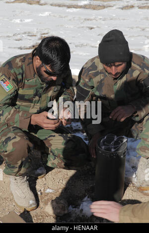 Mitglieder der afghanischen Nationalarmee-Sondereinheiten der 8. Sondereinsätze Kandak bereiten Ausrüstung für den letzten praktischen Test eines Kurses zur Reduzierung der Explosivgefahr im Bezirk Pul-e-Alam, Provinz Logar, Afghanistan, vor, am 11. Januar 2014. um Soldaten für den Einsatz in Gebieten mit hoher Bedrohung auszubilden. Stockfoto