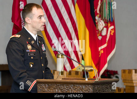 Oberstleutnant Thomas E. Austin, Kommandeur der 21. Theater Sustainment Command 54th Engineer Battalion, 18. Ingenieur-Brigade und ein Eingeborener von Muskegon, Michigan, spricht bei einer Gedenkfeier für Spc. James Misenhimer, ein Kampfingenieur Betriebsjubiläum 370th Sapper, 54. dt. Mrd. und ein Eingeborener von La Quinta, Kalifornien, an der Post-Kapelle auf Warner Barracks 13. Januar. Misenhimer, 29, wurde in seinem Zimmer auf Warner Barracks reagiert nicht gefunden und tot von deutschen medizinisches Personal ausgesprochen. Der Vorfall wird von amerikanischen und deutschen Behörden untersucht. Sapper Erinnerung für Professionalität, Humor 140113- Stockfoto