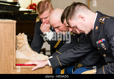 Soldaten der 21. Theater Sustainment Command 370th Sapper Gesellschaft, 54. Engineer Battalion, 18. Engineer Brigade kniet an einem Denkmal für Spc. James Misenhimer, ein Kampfingenieur mit 370th Sapper Co. und ein Eingeborener von La Quinta, Kalifornien, während eine Gedenkveranstaltung in der Post-Kapelle auf Warner Barracks 13. Januar.  Misenhimer, 29, wurde in seinem Zimmer auf Warner Barracks reagiert nicht gefunden und tot von deutschen medizinisches Personal ausgesprochen. Der Vorfall wird von amerikanischen und deutschen Behörden untersucht. Sapper erinnerte sich für Professionalität, Humor 140113-A-CC370-002 Stockfoto