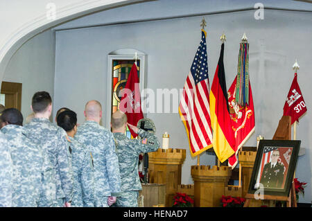 Soldaten und Zivilisten Rendern letzte Auszeichnung Spc. James Misenhimer, ein Kampfingenieur mit 21. Theater Sustainment Command 370th Sapper Unternehmen, 54. Engineer Battalion, 18. Ingenieur-Brigade und gebürtig aus La Quinta, Kalifornien, während einer Gedenkfeier in der Post-Kapelle auf Warner Barracks 13. Januar. Misenhimer, 29, wurde in seinem Zimmer auf Warner Barracks reagiert nicht gefunden und tot von deutschen medizinisches Personal ausgesprochen. Der Vorfall wird von amerikanischen und deutschen Behörden untersucht. Sapper erinnerte sich für Professionalität, Humor 140113-A-CC370-003 Stockfoto