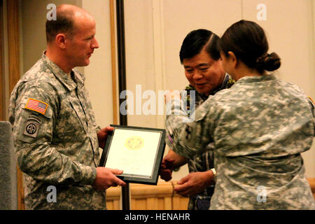 Generalmajor Stephen R. Lyons, Kommandierender general für die 8. Theater Sustainment Command Hände Norman Wong, der Supervisor der Bestandsführung für die 8. TSC Support Operations Munition und pensionierte Luftwaffe Senior Master Sergeant, zivile Zeit-in-Service-Award für seine 45 Jahre des Dienstes in die Vereinigten Staaten, 16. Jan. um Hale Ikena, Fort Shafter auf Hawaii. (Foto: U.S. Army Staff Sgt Gaelen senkt, 8. Theater Sustainment Command Public Affairs) Mehr als Jahre 100 Militärdienst 140116-A-KH515-700 Stockfoto