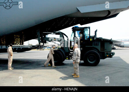 US Armee Sgt. 1. Klasse Derick Dillard, rechts vorne, US-Armee Afrika zugeordnet unterstützt US-Flieger mit Entladegeräte aus einer c-17 Globemaster III Flugzeug 16. Januar 2014, in Bangui, Republik Zentralafrika (Auto). Das Getriebe gehörte Ruanda Defense Force Truppen, die auch an Bord des Flugzeugs aus ihrem Heimatland flog. US-Truppen wurden entsandt, um die Luftbrücke unterstützen multinationale Truppen zur Unterstützung der Afrikanischen Union bemühen, Gewalt im Auto zu unterdrücken. (US Armee-Foto von Captain Tom Byrd/freigegeben) US Armee Sgt. 1. Klasse Derick Dillard, rechts vorne zugewiesen Stockfoto