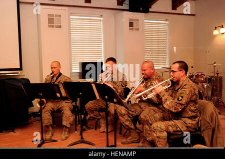 US-Soldaten mit der 101st Airborne Division Band spielen die Nationalhymne während einer Martin Luther King Jr. Day-Veranstaltung, die die Division Bagram Airfield in Parwan Provinz, Afghanistan, 20. Januar 2014 gehostet wird. (US Armee-Foto von Sgt. Sinthia Rosario/freigegeben) US-Soldaten mit der 101st Airborne Division Band spielen die Nationalhymne während eines Martin Luther King Jr 140120-A-ZT122-014 Stockfoto