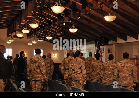 US-Soldaten stehen stramm während des Abspielens der Nationalhymne für ein Martin Luther King Jr. Day Event, veranstaltet von der 101. US-Luftlandedivision Bagram Airfield in Parwan Provinz, Afghanistan, 20. Januar 2014. (US Armee-Foto von Sgt. Sinthia Rosario/freigegeben) US-Soldaten stehen stramm während des Abspielens der Nationalhymne für ein Martin Luther King Jr 140120-A-ZT122-015 Stockfoto