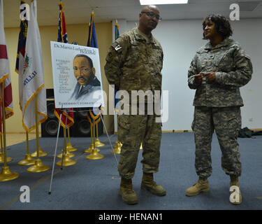 Armee Generalmajor Henry McCaskill, Jr. links (), die Vorgänge, die Kaplan (vorwärts) spricht für die 1. Theater Sustainment Command, mit Armee Oberstleutnant Ashawn D. Campbell (rechts), die Chancengleichheit-Programm-Manager für die Army Central, zum Abschluss einer Feier von Dr. Martin Luther King Jr. in Camp Arifjan, Kuwait Jan. 20 statt. McCaskill, derzeit im Einsatz in Afghanistan, sprach über seine Erfahrungen in Alabama zu einer Zeit aufgewachsen zu Hunderten von Auftragnehmern und Angehörige der US-Verteidigungsministerium Zivilisten als sein Vater, Henry McCaskill, Sr., war die Organisation Kundgebungen, Demonstrationen und Sitzungen ich Stockfoto