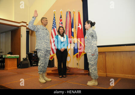 Gen Vincent Brooks, Kommandierender general für US Army Pacific, Re-enlist Sgt. 1. Klasse Mary Valdez bei den Schwestern in arme Treffen statt an der Aliamanu militärische Reservierung Kapelle, Jan. 21. Gen Brooks nimmt Valdez als eines der ersten Ausschussmitglieder an der Spitze der Schwestern in arme Programm. (Foto: U.S. Army Staff Sgt Kyle J. Richardson, USARPAC PAO) Schwestern in Armen stärken einander 140122-A-RV513-097 Stockfoto