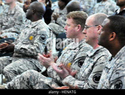 Soldaten applaudieren die Jan. 22 Leistung, veranstaltet von der Army Reserve Medical Command Pinellas Park, Florida, von "The Meeting", ein Stück, das eine imaginierte Treffen zwischen Malcolm X und Martin Luther King in der Woche vor Malcolm x 1965 Mord porträtiert. Das Spiel war Teil des Befehls Begehung des Martin Luther King Jr. Day und richtete sich an alle Mitarbeiter bei c.w. 'Bill' Young Armed Forces Reserve Center. (US Armee-Foto von Staff Sgt. Neil W. McCabe/freigegeben) "Das Treffen" Soldaten applaudieren 140122-A-VQ285-211 Stockfoto