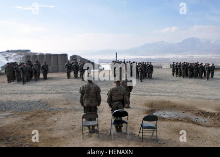 Soldaten von Bravo "Kämpfen" Firma, 1st Battalion 32nd Infanterie-Regiment, 3rd Brigade Combat Team der 10th Mountain Division stand in Formation während ihres Unternehmens ändern Befehl Zeremonie 24 Jan. um Hilfe Plattform Sultan Khel in der Provinz Wardak, Afghanistan. (Foto: US Army Captain John Landry, 3rd Brigade Combat Team, 10. Mountain Division Public Affairs) Sultan Khel Änderung des Befehls 140124-A-DV447-094 Stockfoto