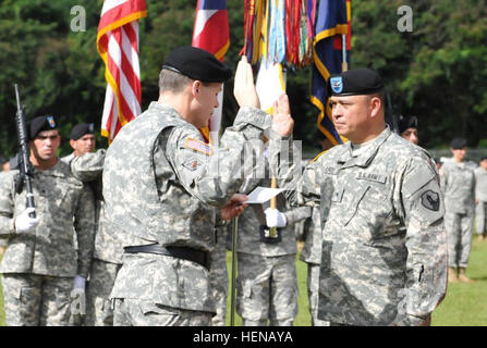 US Armee Generalleutnant Jeffrey Talley, links, der Chef der Armee-Reserve und den kommandierenden General der US Army Reserve Command fördert Oberst Jose R. Burgos in den Rang eines Brigadegenerals während seiner Förderung-Zeremonie am Fort Buchanan, Puerto Rico, 14. Dezember 2013. Der Burgo übernahm das Kommando über die 1. Mission Support Command von Major General Fernando Fernandez beim Wechsel der Befehl Zeremonie nach seiner Förderung-Zeremonie. (US Armee-Foto von Generalmajor Meritt Phillips/freigegeben) US Armee Generalleutnant Jeffrey Talley, links, der Chef der Armee-Reserve und den kommandierenden General der US Army Orchesterprobe Stockfoto