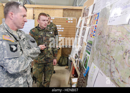 Major General Timothy E. Gowen (links), assistierender Divisionskommandeur der 29. Infanterie-Division, grüßt Lt. Gen.      Campbell, Kommandierender General der US Army in Europa, 24. Januar 2014, an das Joint Multinational Readiness Center in Hohenfels, Deutschland. Ca. 30 29. Infanterie Division Soldaten aus dem Maryland und Virginia Nationalgarde sind in Deutschland für eine KFOR-Mission Probe Übung. KFOR 14-02A, geplante Ausführung von Jan. 16-31, soll 1.500 amerikanischen und internationale Truppen Verantwortung für multinationale Battle Group - Ost in Kosovo Anfan vorbereiten Stockfoto