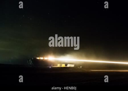 Crew-Mitglieder in einem Bradley Fighting Vehicle von Firma A, 2. Bataillon, 8. Infanterie-Regiment, 2nd Armored Brigade Combat Team, 4. US-Infanteriedivision feuert seine 25-mm-Kanone im Brandfall Nacht im Udairi Bereich Complex, Camp Buehring, Kuwait, 26. Januar 2014. Die Firma Bradley Besatzungen qualifiziert auf der Nacht Teil ihres Verbreitungsgebietes Tabelle sechs Schießwesen. (US Armee-Foto von Sgt. Marcus Fichtl, 2. ABCT, PAO 4. Infanterie-Division) Nacht Feuer 140126-A-TW035-929 Stockfoto