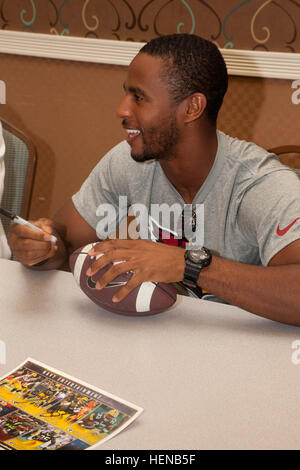 Justin Bethel unterschreibt einen Fußball für einen Fan Jan. 31 im Krähennest am Camp Schilde als Teil einer NFL-Spieler-Tour Marine Installationen im Pazifik. "Ich bin dankbar für die Gelegenheit zu kommen und die Service-Mitglieder für das, was sie tun, danke", sagte Bethel. "Wir haben die Freiheit zu tun, was wir tun, weil sie uns schützen." Bethel ist eine Sicherheit für die Arizona Cardinals. Navy Moral, Wohlbefinden und Erholung gesponserten Tour. (US-Marine Foto von Lance CPL David N. Hersey/freigegeben) Justin Bethel 2014 Stockfoto