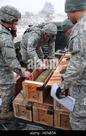 US Army Fallschirmjäger bestimmt Company, 2. Bataillon, 503. Infanterieregiment zugeordnet, 173. Infantry Brigade Combat Team bereiten Sie eine TOW 2 b Panzerabwehr-Lenkflugkörper während einer live-Feuer-Übung auf das Joint Multinational Training Command in Grafenwöhr, Deutschland, 1. Februar 2014 zu transportieren. (US Armee-Foto von Staff Sgt. Pablo N. Piedra/freigegeben) Live-Feuer Übung 140201-A-KG432-007 Stockfoto