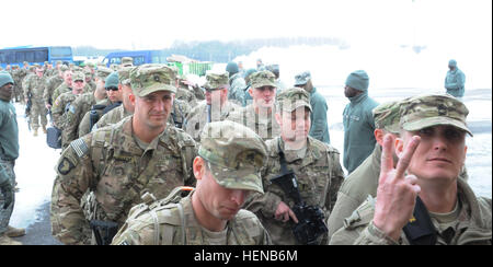 Soldaten der 101. US-Luftlandedivision, 2. Brigade, in der neu errichteten Passenger Terminal Datei Februar 2 Mihail Kogalniceanu Airbase (MK), Rumänien. Die Soldaten der 101., wer Stunden früher als die erste große Gruppe von Soldaten, die Verarbeitung durch die MK Transit Center als Teil ihres Einsatzes in Afghanistan zur Unterstützung der Operation Enduring Freedom ein Flugzeug in der Nähe von ihrem Hauptquartier in Fort Campbell, Kentucky, Stand bestiegen hatte. Truppen von der 902nd Ingenieur-Firma aus Grafenwöhr, Deutschland, der Passagier, Gepäck Scheune und Bräuche Terminalanlagen im MK in drei Wochen gebaut. Bauen Stockfoto