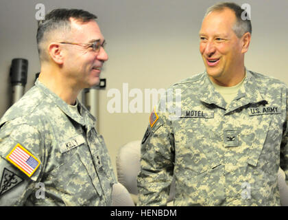 Generalmajor Bryan R. Kelly, links, Kommandierender general, Armee-Reserve Medical Command, im Gespräch mit Oberst Thomas J. Motel, kurz vor dem Befehl Zeremonie 8. Februar 2014, am Fort Wadsworth, Staten Island, NY Ein Bewohner der Mühle Hall, Pennsylvania, dient als Logistiker in der Army Reserve, und in seinem zivilen Leben Motel betreut mehr als 30 Labors an der Pennsylvania State University-State College, Pennsylvania, Motel gab Befehl zum Oberst Maria E. Ostrander, gebürtig aus Mexiko-Stadt. Motel verzichtet auf Befehl 140208-A-VQ285-025 Stockfoto