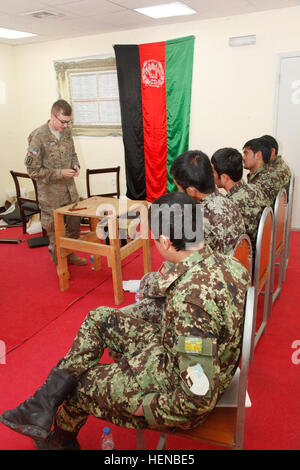 US Army Spc. Paul Ford, 663. Ordnance Company (Explosive Ordnance Disposal), 242. Artillerie Bataillon (EOD), Afghan National Army Soldaten lehrt wie man zusammen einen Zähler kostenlos während Improvised Explosive Device Ausbildung bei Forward Operating Base Gamberi, Provinz Laghman, Afghanistan, 9. Februar 2014. Das Training ist ein Einführungskurs in die afghanische Explosive Ordnance Entsorgung Schule. (Foto: U.S. Army CPL George Huley / veröffentlicht) IED training 140209-A-WF450-016 Stockfoto