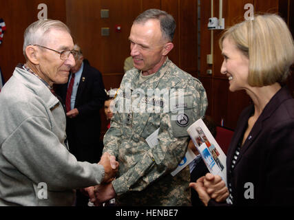 ATLANTA (15. Februar 2008)--Generalleutnant James Lovelace, US Army Central Kommandierender General und seine Frau, Gail, Treffen mit Veteranen der Atlanta VA Medical Center 15. Februar 2008 an bei Zeremonie in Anerkennung nationaler Gruß an Veteranen-Woche ins Krankenhaus eingeliefert.  Fast 20 freiwilligen Soldaten aus den Befehl geehrt die Veteranen durch die Teilnahme an der medical Center 30. Tag der offenen Tür Jahresfeier.  Die Soldaten traf sich mit hospitalisierten Veteranen und Valentinstagskarten und Briefe, die von lokalen Schulkindern gefertigt wurden ausgehändigt.  USARCENT sponserte die Anlage offiziell 17. Oktober 2007. USA Stockfoto