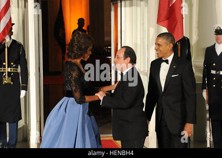 US-Präsident Barack Obama, zweiter willkommen von rechts und die First Lady Michelle Obama, zweiter von links, französische Präsident Francois Hollande, Center, State Dinner am nördlichen Portikus des weißen Hauses in Washington, DC, während ein Streitkräfte volle Ehre Cordon 11. Februar 2014. (DoD Foto von Eboni Everson-Myart, US-Armee/freigegeben) US-Präsident Barack Obama, zweiter von rechts, und First Lady Michelle Obama, zweiter von links, begrüßen der französische Präsident Francois Hollande, Center, State Dinner am nördlichen Portikus des weißen Hauses 140211-A-WP504-078 Stockfoto