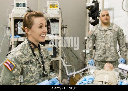 1st Lt. Melanie Sanders, eine examinierte Krankenschwester aus Abilene, Texas, reagiert positiv auf die richtige Einschätzung der Ausbildung Patient während des premobilization Trainings in North Fort Hood, Texas.  Die Mitglieder der 228. Combat Support Hospital gehen durch ihre erforderliche Ausbildung in North Fort Hood, Texas vor nach Honduras seit einigen Monaten dieses Jahres bereitgestellt wird.  (Foto: US-Armee Sgt. 1. Klasse Adam Stein) Training vor Honduras 140212-A-XD571-005 Stockfoto