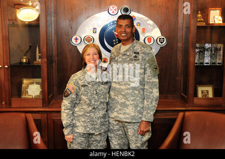 Gen Vincent K. Brooks, Kommandierender general für US Army Pacific, posiert für ein Foto mit Generalleutnant Patricia Horoho, Surgeon General der US Army, bei einem Treffen in den historischen Palm-Kreis befindet sich in Fort Shafter auf Hawaii, Februar 12. Horoho traf mit mehreren anderen Befehlen, während sie im pazifischen Raum besucht. (Foto: U.S. Army Staff Sgt Kyle J. Richardson, USARPAC PAO) US Army Surgeon General besucht USARPAC 140212-A-RV513-006 Stockfoto