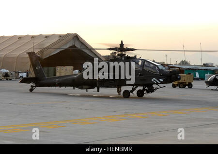 Ein AH-64 Apache Helikopter der Task Force Attack, 159th Combat Aviation Brigade, bereitete sich auf den Start auf der Forward Operating Base Fenty vor und unterstützte operative Missionen und die Flugbereitschaft in Afghanistan. Stockfoto