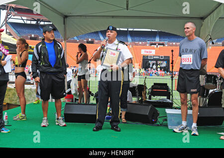 Generalmajor Anthony G. Crutchfield, Chef des Stabes, US Pacific Command, dank der Läufer und der Freiwilligen des 30. jährlichen großen Aloha Run während einer Präsentation im Aloha Stadium, Honolulu, Hawaii 17. Februar 2014. Crutchfield nahm die Plakette im Namen PACOM für seine Teilnahme an der Veranstaltung jedes Jahr für die letzten 30 Jahre. Laufen Sie Aloha groß 2014 140217-A-BZ669-656 Stockfoto