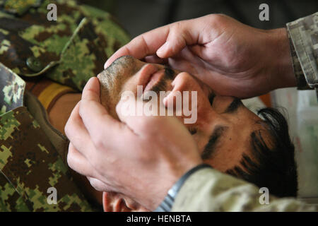 Eine afghanische Armee medizinische Trainer des 203. Donner Corps während einer Bekämpfung der Lebensretter bei nach vorn Operating Base Thunder zeigt, Paktya Provinz, Afghanistan, 18. Februar 2014. Die ANA-Soldaten haben auf die medizinischen Fähigkeiten erforderlich, um andere bei der Durchführung von Operationen in einer feindlichen Umgebung retten beherrschen.  (US Armee-Foto von Pfc. Dixie Rae Liwanag/freigegeben) ANA medizinische Ausbildung 140218-A-RU942-041 Stockfoto