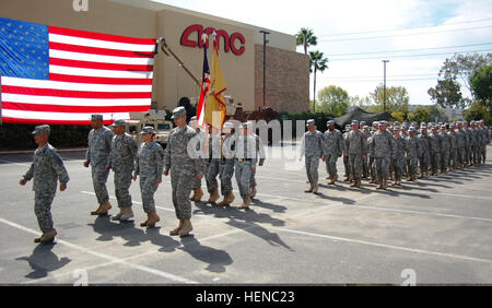 Oberstleutnant Anthony T. Huy, der Kommandant von der 419th bekämpfen Sustainment Support Battalion (CSSB), 311. Sustainment Command (Expeditionary), führt sein Bataillon in eine Bereitstellung Zeremonie im Armed Forces Reserve Center in Tustin, Kalifornien, Febr 22,2014. Die 419th CSSB wird Afghanistan zur Unterstützung der Operation Enduring Freedom bereitgestellt.  (US Armee-Foto von 1st Lt. Fernando Ochoa/freigegeben) Oberstleutnant Anthony T. Huy, der Kommandant von der 419th bekämpfen Sustainment Support Battalion (CSSB), 311. Sustainment Command (Expeditionary), führt sein Bataillon in einer Bereitstellung Zeremonie an die Streitkräfte 1402 Stockfoto