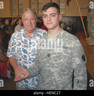 Don Knabe, Los Angeles County Board of Supervisors Vorsitzender, präsentiert eine Münze US Army Captain Kevin Fillebrown, 730. Transport Ablösung Kompaniechef, während einer Zeremonie der Bereitstellung in der Bob Hope Patriot Hall in Los Angeles, 22. Februar 2014.  (US Armee-Foto von 1st Lt. Fernando Ochoa/freigegeben) Don Knabe, Los Angeles County Board of Supervisors Vorsitzender, präsentiert eine Münze US Army Captain Kevin Fillebrown, 730. Transport Ablösung Kompaniechef, während ein Bereitstellung-Zeremonie bei der Bob Hope 140222-A-VA095-111 Stockfoto