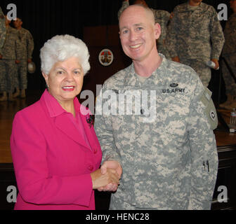 Lieutenant Colonel John T. Nolan, 311. Sustainment Command (Expeditionary) und Kongressabgeordnete Graciela Flores 'Grace' Napolitano, 32. Kongreßbezirk, geholfen, mehr als 100 Soldaten von 730. Transportunternehmen bei einer Bereitstellung Zeremonie zu senden in der Bob Hope Patriot Hall in der Innenstadt von Los Angeles, statt 22 Februar. 730. TC wird in Südwestasien Operation Enduring Freedom bereitstellen. 730. TC bereitgestellt in Südwestasien 140222-A-VA095-043 Stockfoto