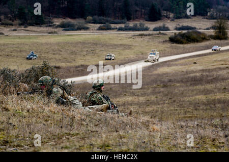 Georgische Soldaten von Charlie Kompanie, spezielle Berg-Bataillon sorgen für Sicherheit in der Nähe eines Ziels während einer Mission Probe Übung (MRE) an den Joint Multinational Readiness Center in Hohenfels, Deutschland, 23. Februar 2014.  Georgische Soldaten führen die MRE neben U.S. Marine Corps Mentoren vor der Bereitstellung in Afghanistan um die notwendigen Fähigkeiten, um neben International Security Assistance Force Partner Kräfte in eine Counterinsurgency-Umgebung betreiben zu schärfen. (US Armee-Foto von Spc. Bryan Rankin/freigegeben) Mission Probe Übung (12821147513) Stockfoto