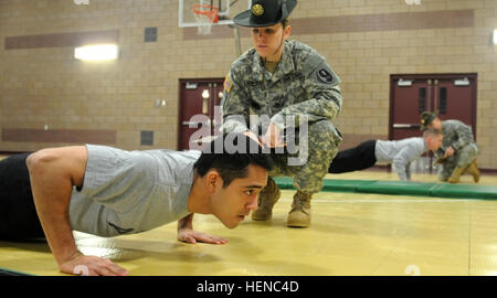 CPL. Luis Rosado, ein Spezialist für OP-Saal mit 4220. US-Armee Hospital, Nordosten medizinischen Bereich Bereitschaft Support Group, Shoreham, NY, führt einen Push-up als Bestandteil der Armee körperliche Fitness-Test während der beste Krieger-Wettbewerb in Helena, Mont., 24. Februar 2014. Die besten Krieger-Wettbewerb wurde von pensionierten Sergeant-Major der Armee Jack Tilley in 2002, Test Soldaten körperliche Ausdauer, militärischen Kenntnisse und mentale Ausdauer entwickelt. Der Wettbewerb ist eine Chance für Krieger ihre militärischen Fähigkeiten in einem wettbewerbsorientierten Umfeld hervorzuheben. Am besten Sie Krieger, zwei Worte, Mo Stockfoto