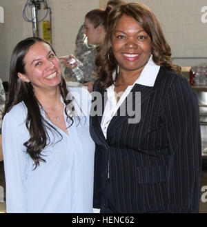 Posieren Sie Michelle Cruz, Yellow Ribbon Verwaltungskraft, und Veronica L. Blackmon, Abteilung der Armee Aufsichtspersonal Operationen und Ausbildungsleiter, für ein Foto während einer Begehung für African-American/Black History Month 25. Februar 2014 von der 311. Sustainment Command in Los Angeles statt. (US Armee-Foto von Oberstleutnant John Reynolds/freigegeben) Posieren Sie Michelle Cruz, Yellow Ribbon Verwaltungskraft, und Veronica L. Blackmon, Abteilung der Armee Aufsichtspersonal Operationen und Ausbildungsleiter, für ein Foto während einer Begehung für 140225-A-ZZ999-222 Stockfoto