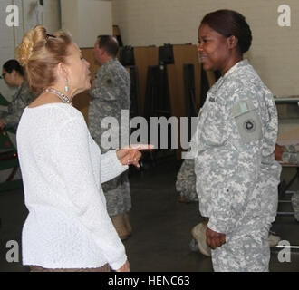 Sprechen Sie Gina Garabedian, 311. Sustainment Command-Auditor, und Generalmajor Sonya Carter, die Headquarters und Headquarters Company, 311. Sustainment Command Kommandeur, miteinander während einer Begehung für African-American/Black History Month 25. Februar 2014, in Los Angeles. (US Armee-Foto von Oberstleutnant John Reynolds/freigegeben) Sprechen Sie Gina Garabedian, 311. Sustainment Command-Auditor, und Generalmajor Sonya Carter, die Headquarters und Headquarters Company, 311. Sustainment Command Kommandeur, miteinander während einer Begehung für 140225-A-ZZ999-211 Stockfoto